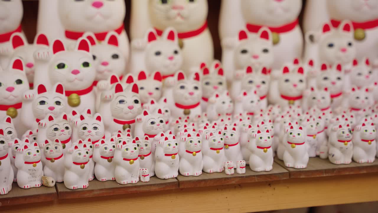도쿄의 고토쿠지 사원 (gotokuji temple) 에서 마네키 네코 (maneki neko) 라는 이름의 행운의 고양이들이 인형을 고 있습니다.