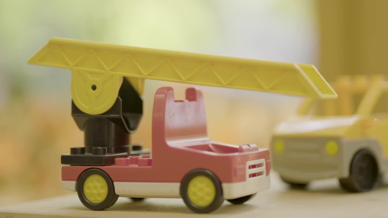 juguete de camión de bomberos para niños pequeños con escalera en un preescolar