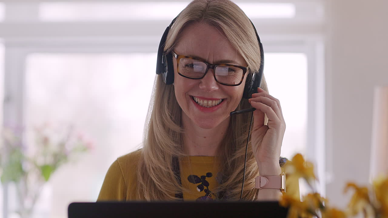 Donna con auricolare che lavora al computer