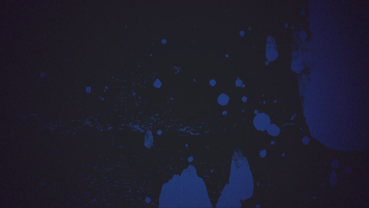 물방울이 떨어지는 검은 반점이 있는 진정시키는 파란색 배경