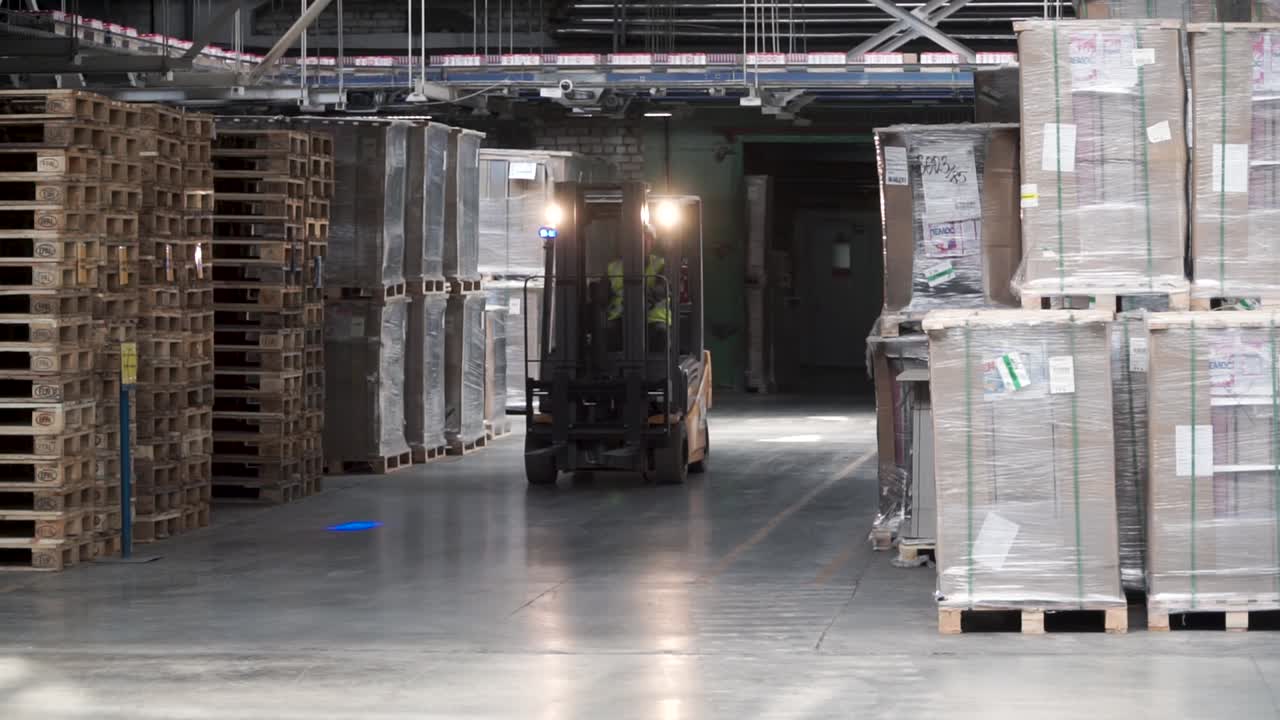 carretilla elevadora en un almacén