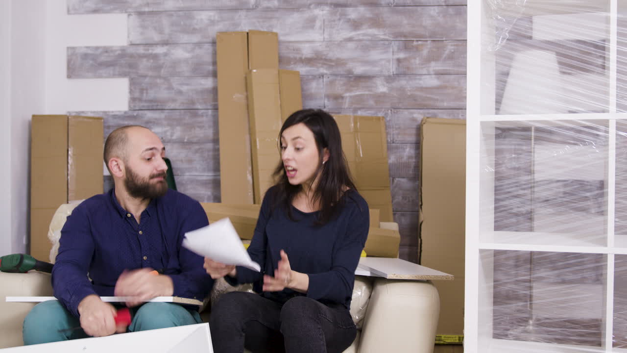 pareja montando muebles