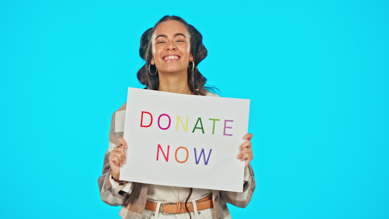 cara, sonrisa y mujer con donación ahora firmar