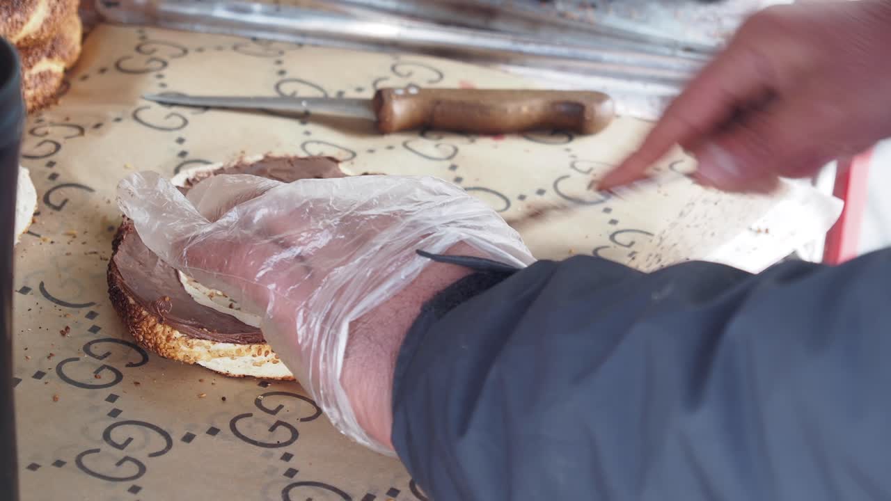 comida callejera turca: simit con chocolate