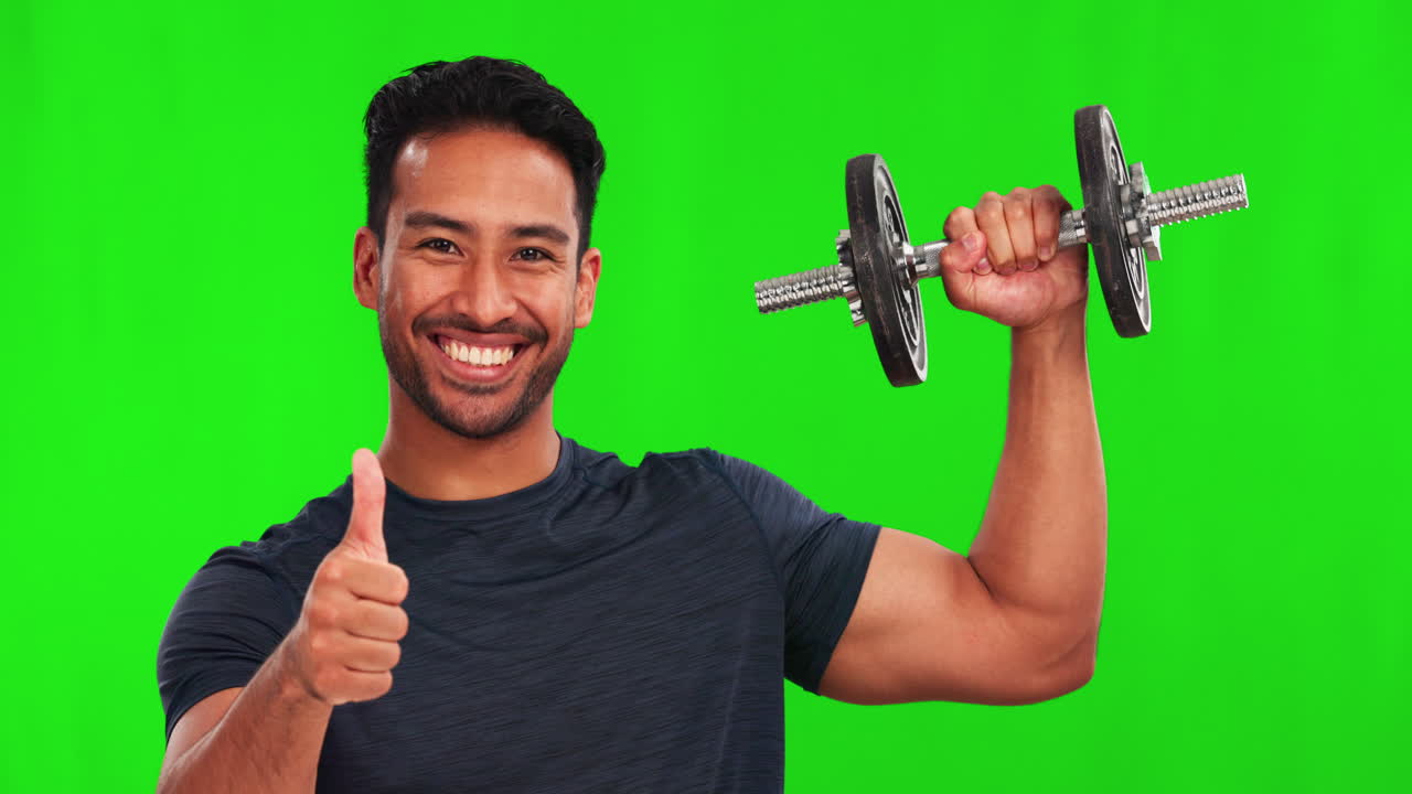 fitness, pulgares hacia arriba y pesas con el hombre en el verde