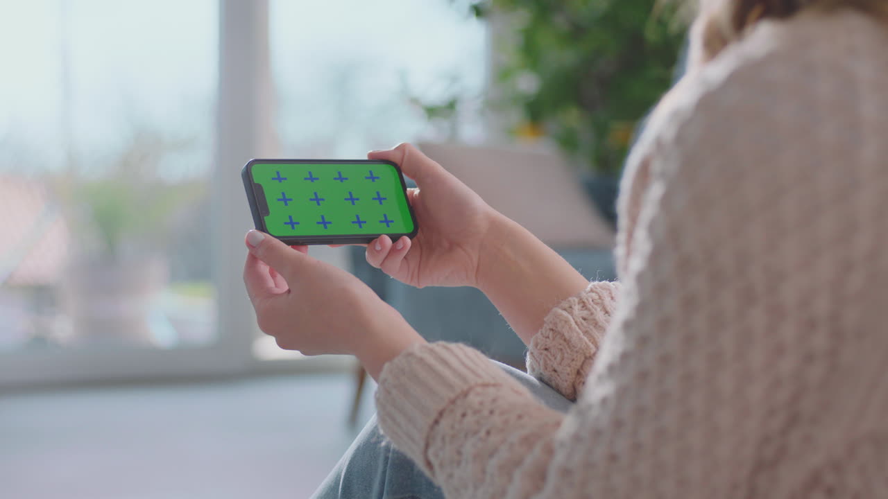 드폰을 들고 있는 젊은 여성