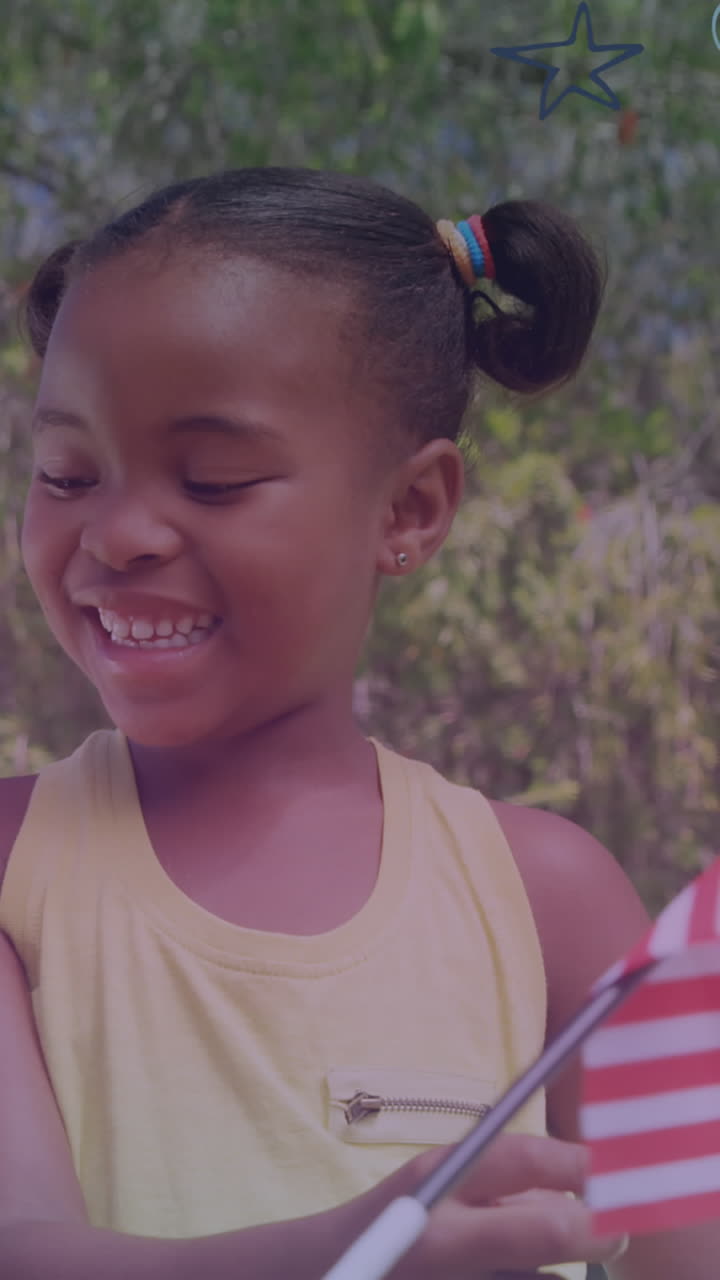 animación de estrellas sobre un feliz padre afroamericano con su hija ondeando banderas estadounidenses