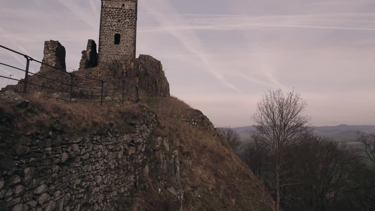 vista de avión no tripulado de bajo nivel, ruinas de las paredes del castillo medieval y la fortificación en la cima de la colina