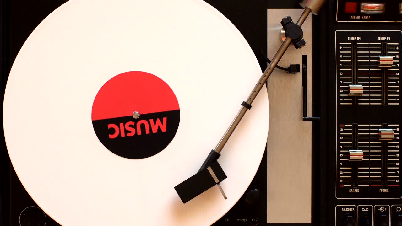 플레어에 비닐 레코드. 오래된 턴테이블에서 노래를 연주합니다.