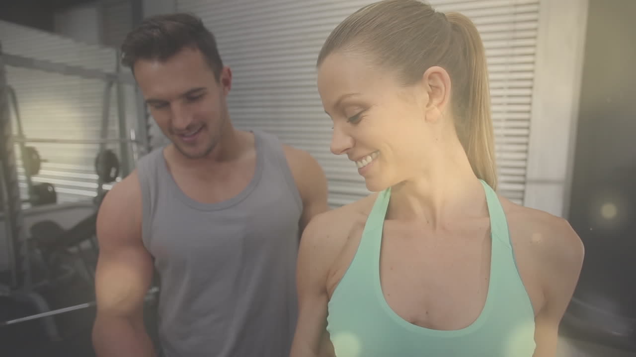 animación de puntos de luz sobre diversas personas haciendo ejercicio en el gimnasio