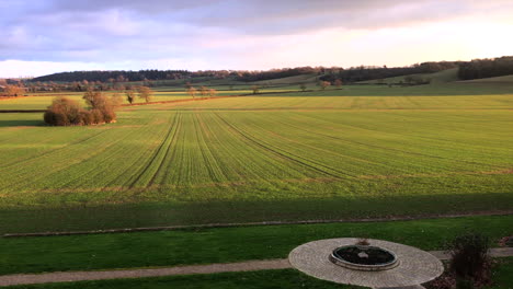 vista de la casa solariega de leicestershire sobre el campo durante el día zoom en ángulo diagonal