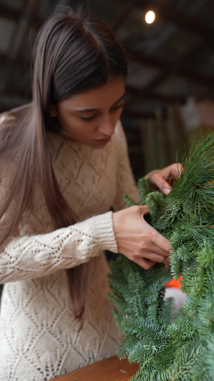 haciendo una corona de navidad