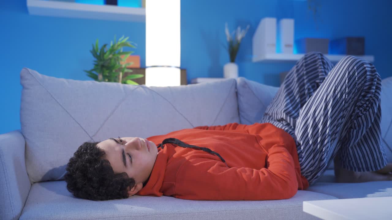 정신적, 심리적 문제를 가진 사춘기 남성.