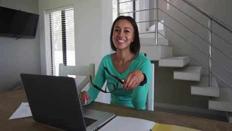 Retrato-De-Una-Mujer-Afroamericana-Usando-Una-Computadora-Portátil-Mientras-Trabaja-Desde-Casa