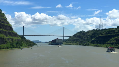 tránsito del canal de panamá entre el océano pacífico y el atlántico