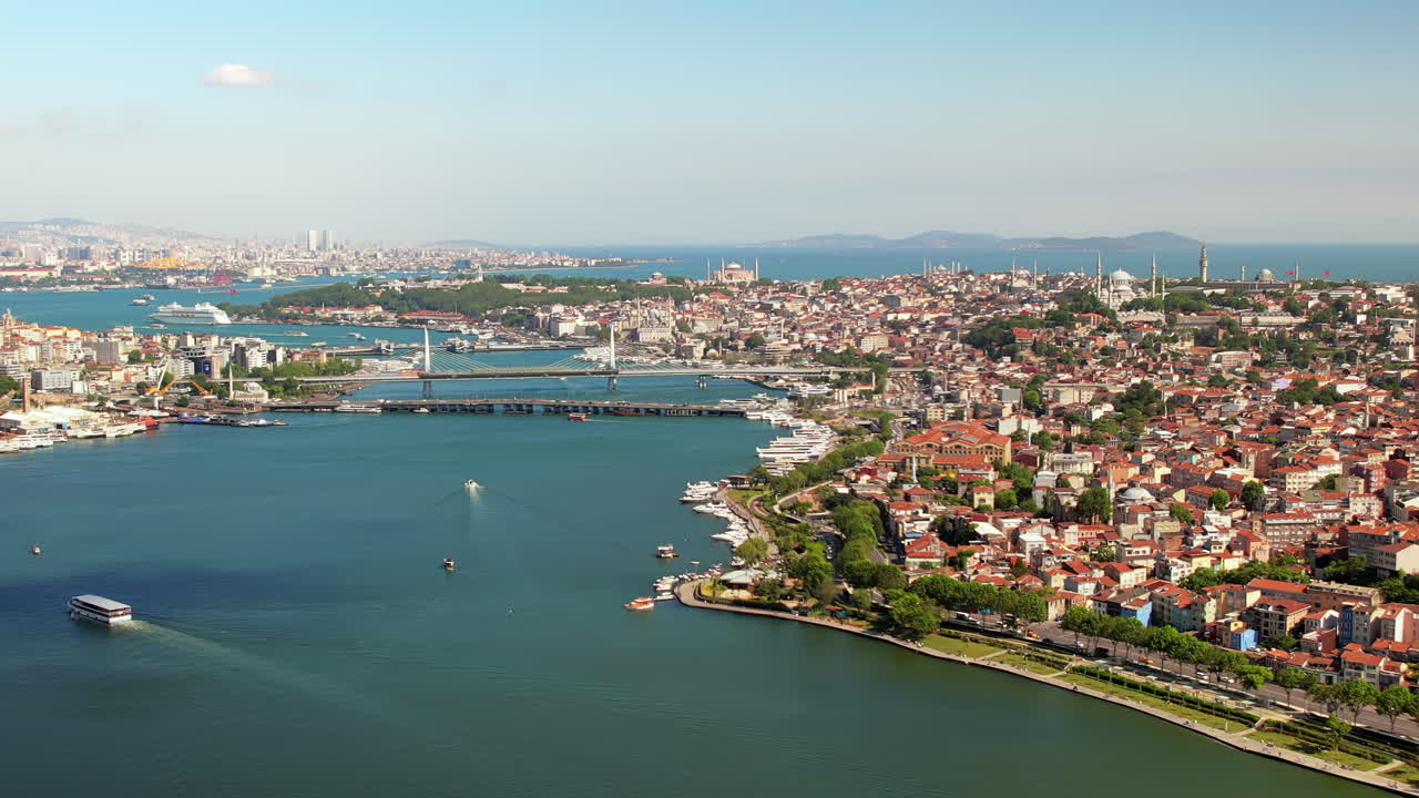 İstanbul, Türkiye'nin havadan drone görüntüsü. Çok sayıda yüzen gemiyle birlikte çok sayıda konut binası, camiler, Galata ve Haliç su yolu üzerinde Metro köprüleri