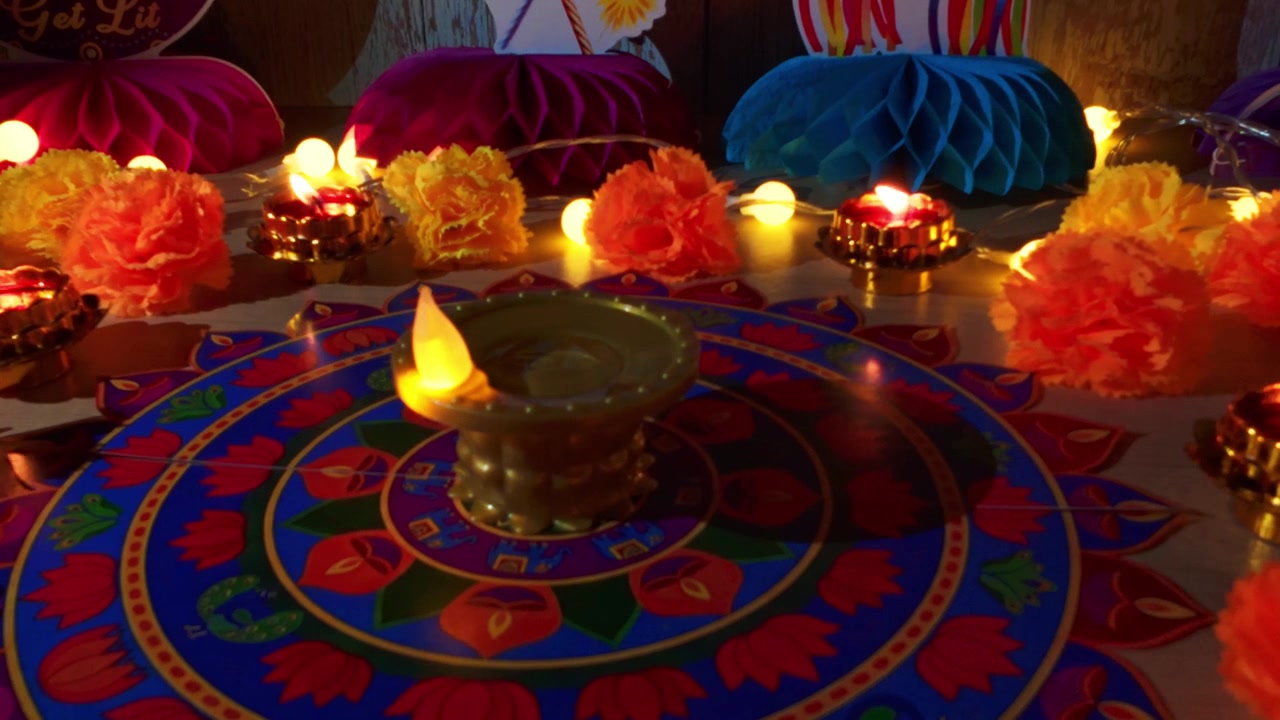 Decorazione tradizionale del festival Diwali con rangoli e diya accese