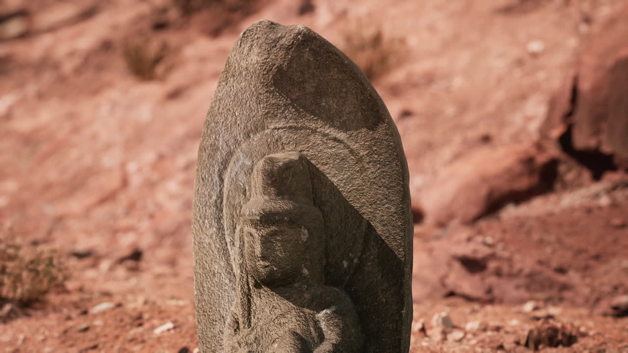 바위 사막에 있는 고대 동상