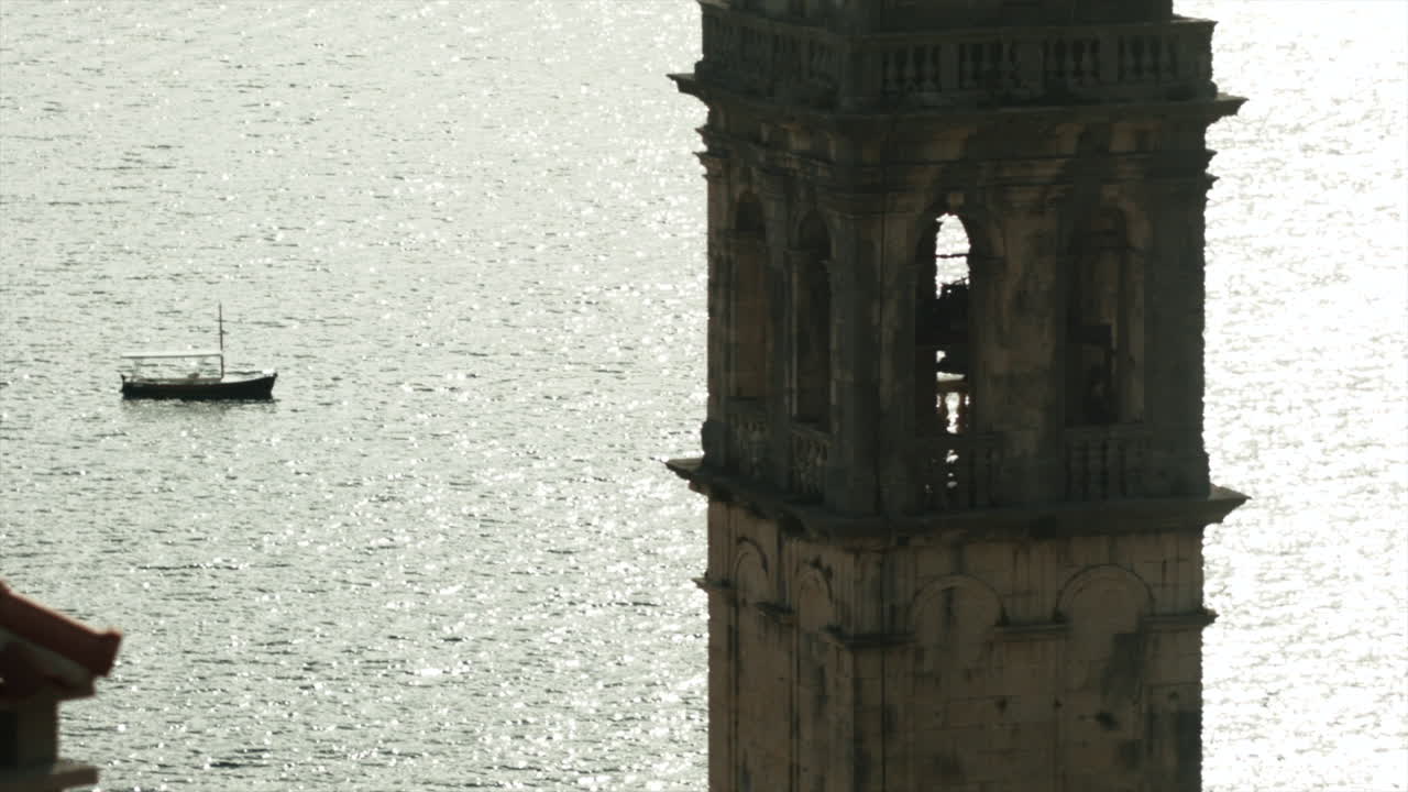 해안의 종탑과 배