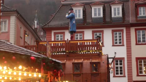 personaje clásico girando en la parte superior de un barril de vino en el corazón de heidelberg, alemania en un festivo mercado de navidad en europa