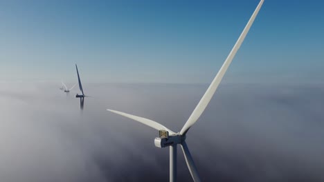 Windkraftanlagen-über-Nebligen-Wolken---Drohnenstatik