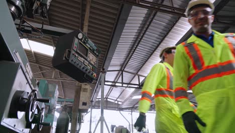 Grupo-De-Trabajadores-De-Fábrica-Que-Utilizan-Equipos-De-Maquinaria-En-Taller-De-Fábrica