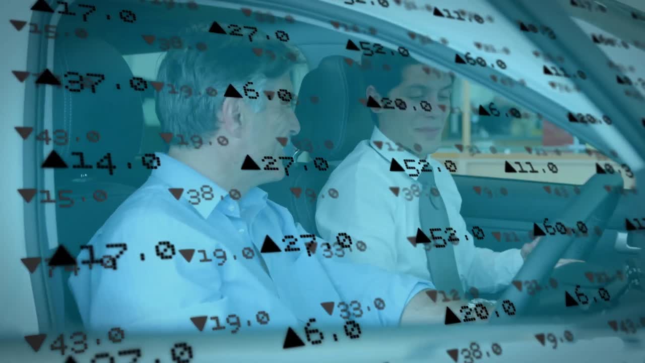 animación de números flotando sobre dos hombres caucásicos sentados en un coche y hablando