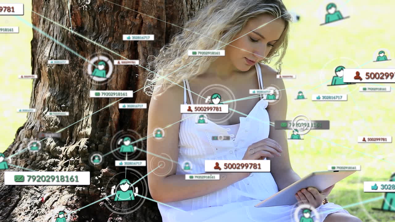 태블릿을 사용하는 백인 여성에 대한 소셜 미디어 아이콘과 연결 네트워크의 애니메이션