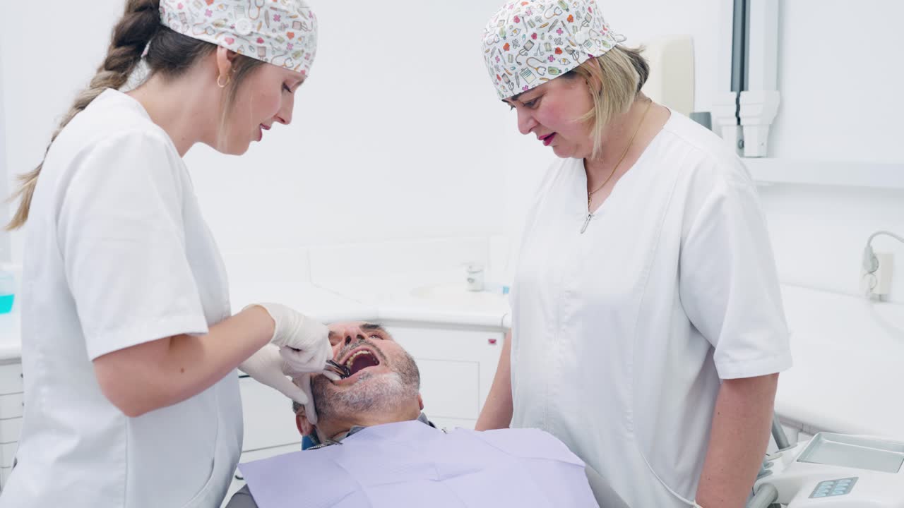 стоматологическая процедура в клинике