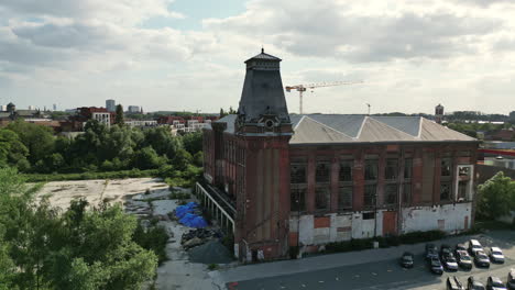 antena circular amplia de un edificio histórico abandonado con torre del reloj en gante, bélgica