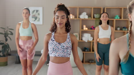 clase de yoga en grupo