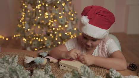 Niña-Sorprendida-Desatar-Arco-De-Regalo-De-Navidad