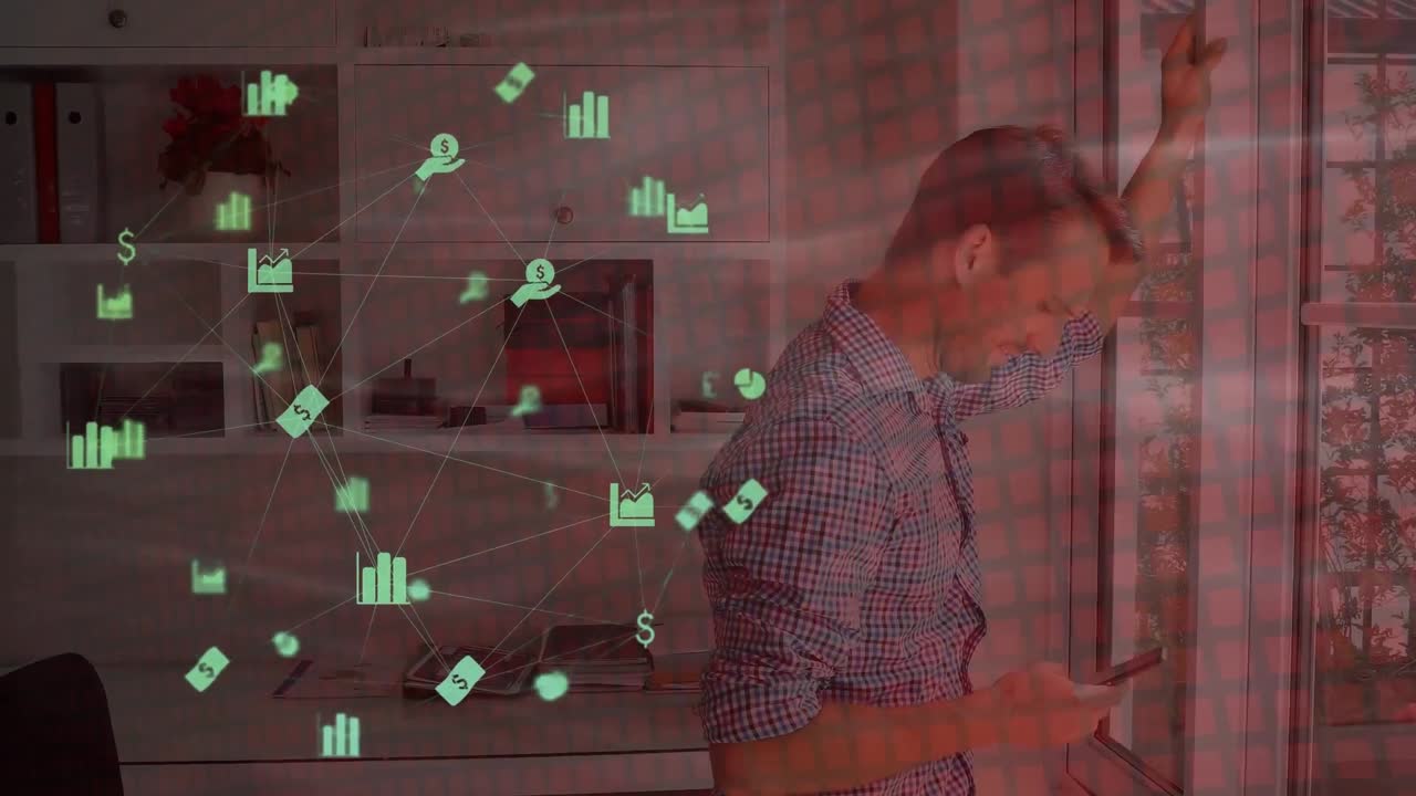 глобус финансовых икон, вращающийся против белого человека, использующего смартфон дома