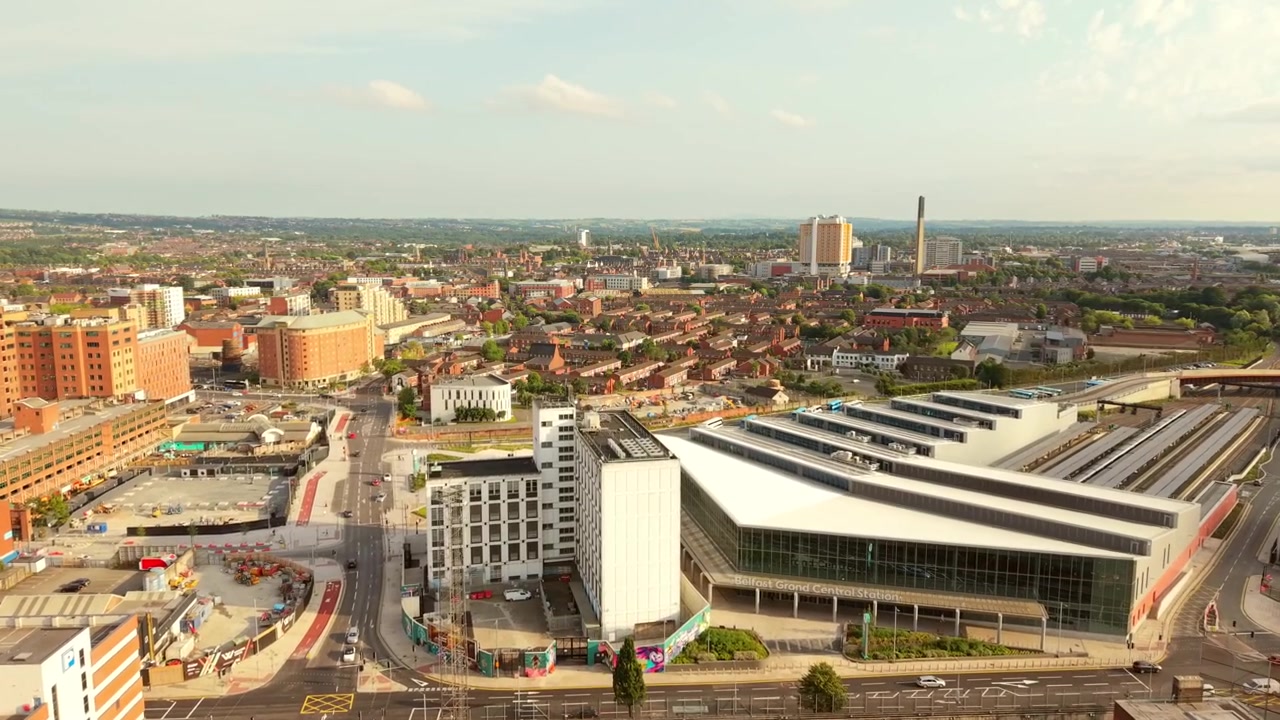 Vídeo aéreo frontal 4K 50FPS da Estação Grand Central em Belfast, Irlanda do Norte, no Reino Unido. Produzido em cores Rec709 prontas para transmissão
