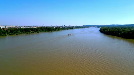 Tranquilo-Río-Danubio-En-La-Isla-De-Óbuda,-Budapest,-Hungría---Toma-Aérea