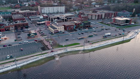 Graves-Daños-Por-Inundaciones-A-Lo-Largo-Del-Río-Con-Un-Muro-De-Sacos-De-Arena-Que-Impide-Que-El-Agua-Sumerja-La-Ciudad-Bajo-El-Agua