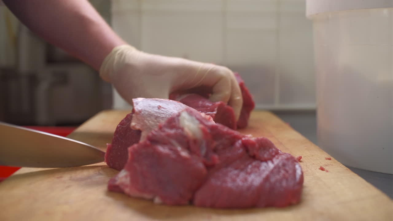 생 고기를 잘라내는 요리사