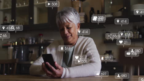 animación de iconos de redes sociales y números en pancartas sobre mujeres mayores que usan teléfonos inteligentes