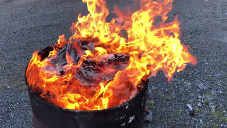 fuego ardiendo en un bidón de aceite al 50% de velocidad