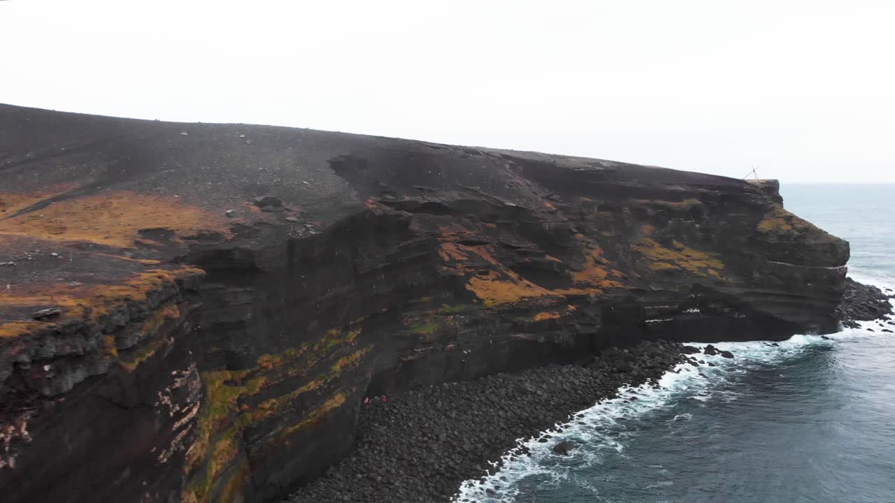 Edge of volcanic Kr&iacute;suv&iacute;kurberg cliffs above atlantic ocean, Iceland