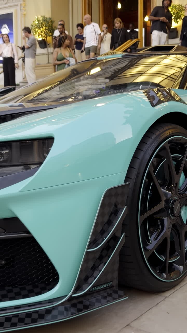 Auto sportiva di lusso in ambiente urbano