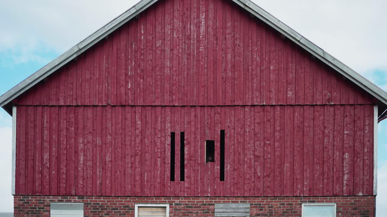 한 사람 이  ⁇ 은 창고 의 나무 로 된 팔레트 벽 을 해체 한다