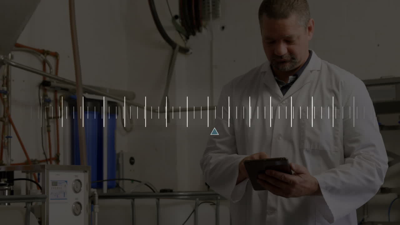 animación del procesamiento de datos sobre un científico masculino biracial en el laboratorio