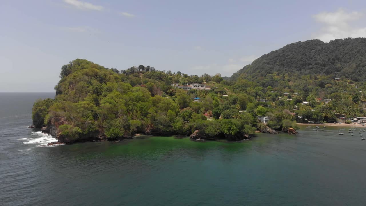 Panorami costieri di un villaggio di pescatori sull'isola caraibica di Trinidad e Tobago