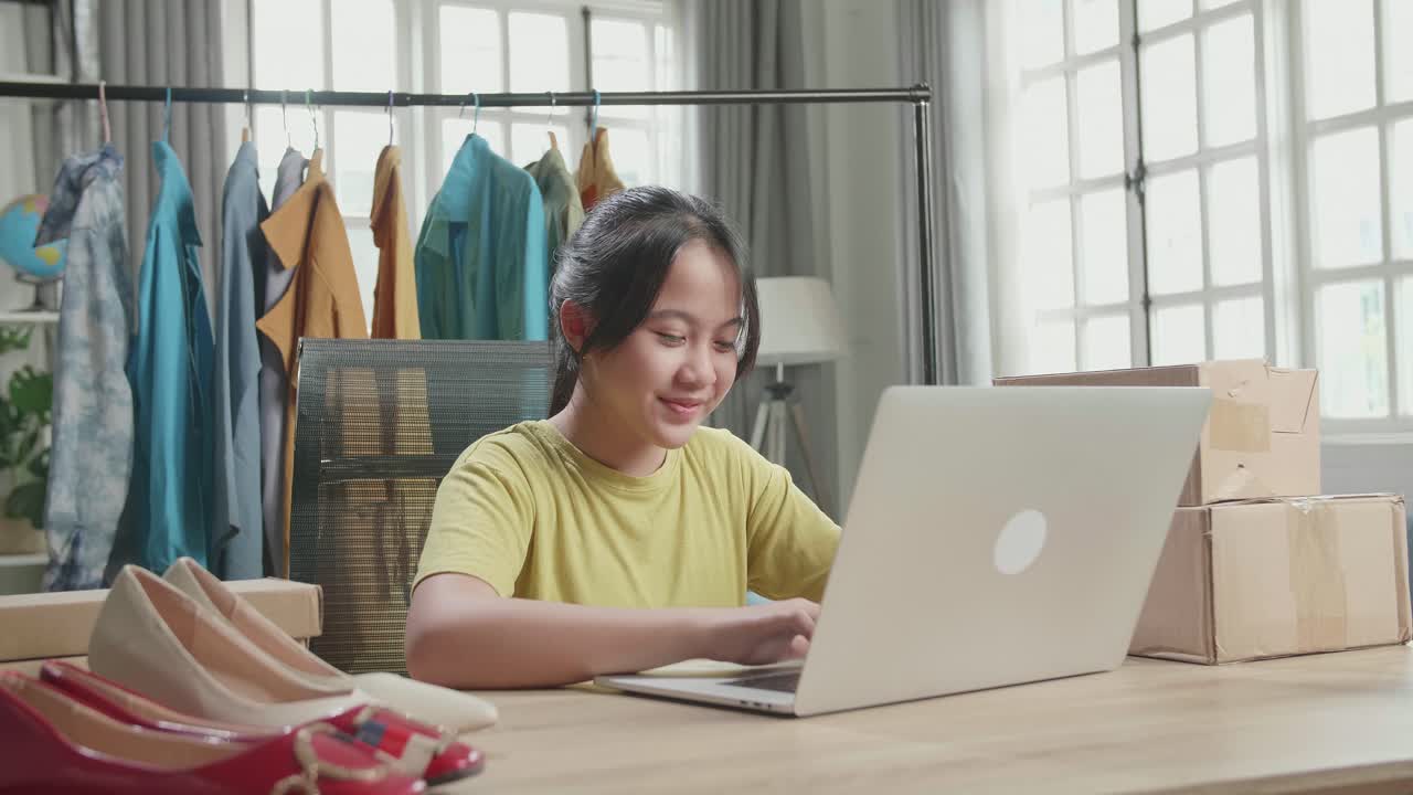 Remaja Bekerja dari Rumah untuk Bisnis Fesyen Online
