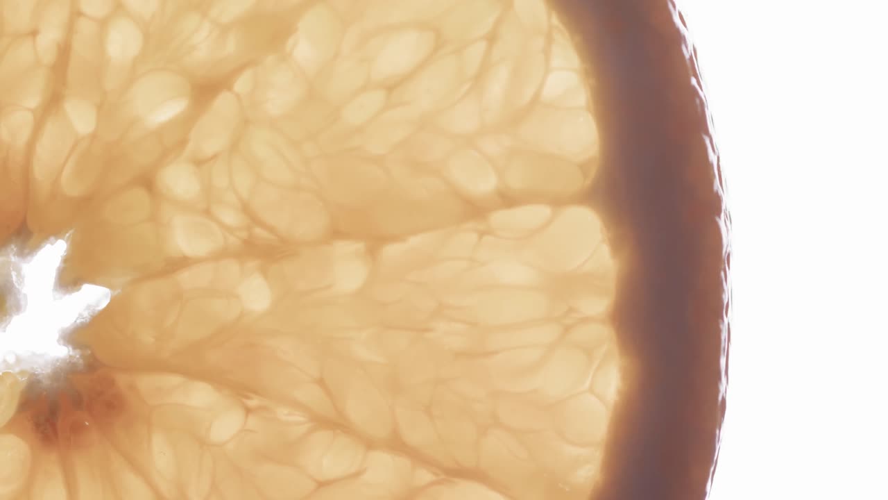 복사 공간과 함께 오렌지 조각의 클로즈업의 마이크로 비디오