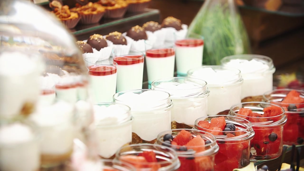 Buffet di dolci colorati e frutta fresca a un evento