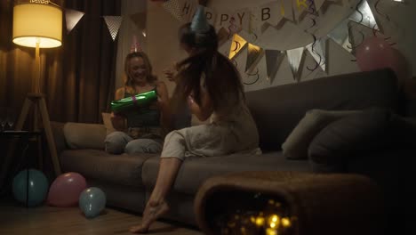 amigos celebrando un cumpleaños en casa