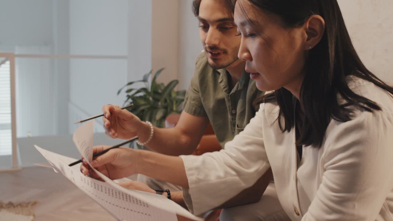 pareja discutiendo finanzas