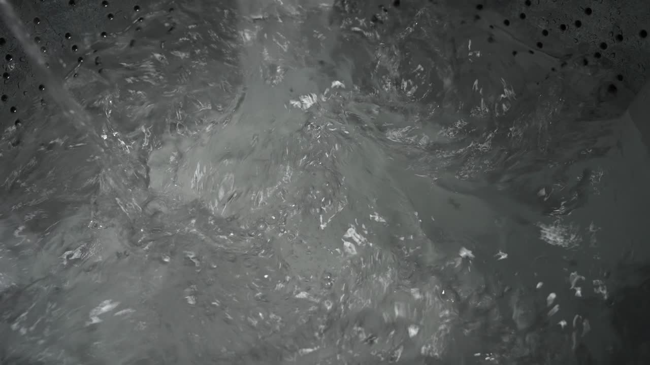 洗機の水が回転している